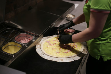 Prima-Pizza-wird-zubereitet_2691.JPG