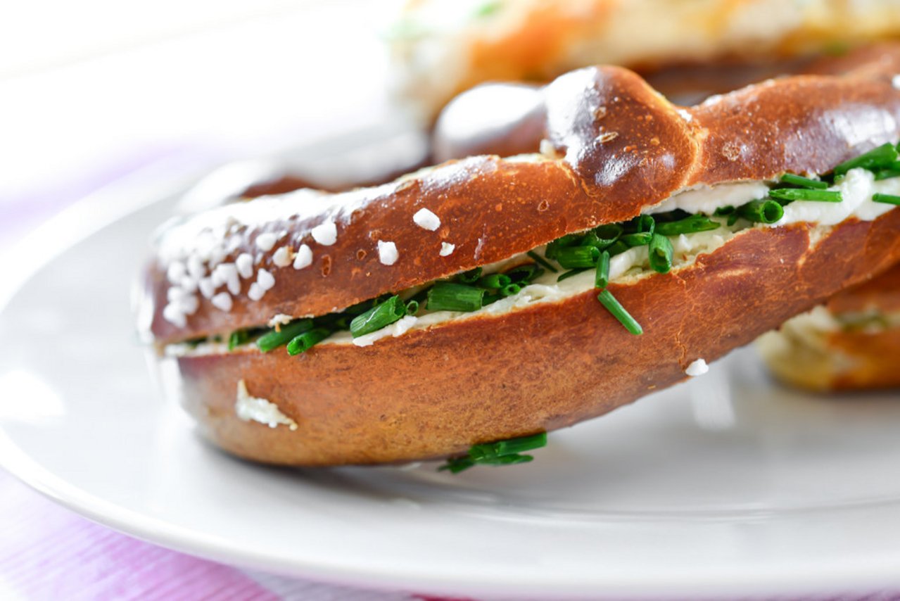 Brezn gefüllt mit Frischkäse und Schnittlauch PrimaAufgeBrezelt_AdobeStock_141673106.jpeg